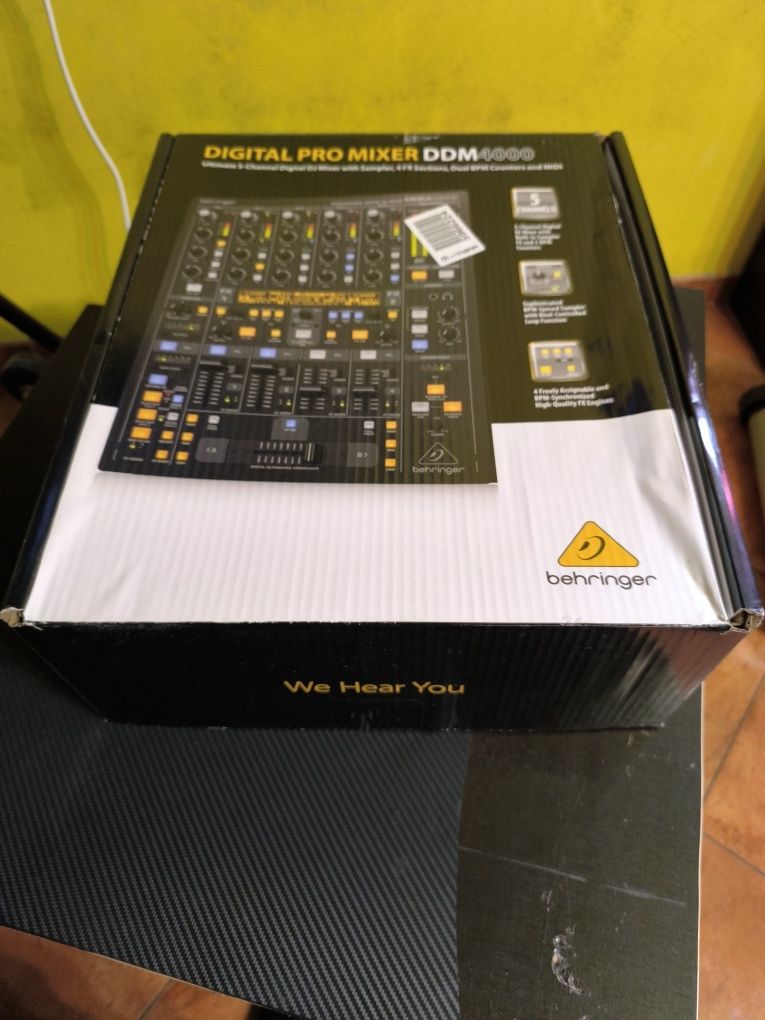 Mesa de DJ Behringer DDM4000