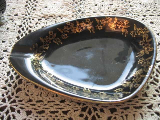 CHODZIEŻ-popielniczka i wazonik z porcelany w kolorze czarnym