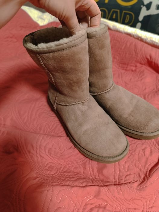 Оригінал Ugg є голограма нат овчина