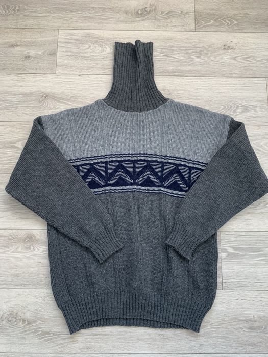 Тёплый свитер m/L