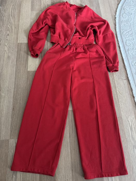 Стильний червоний костюм в стилі Зара