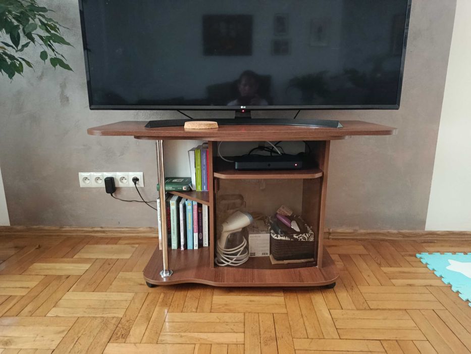 Szafka RTV w kolorze brazowym