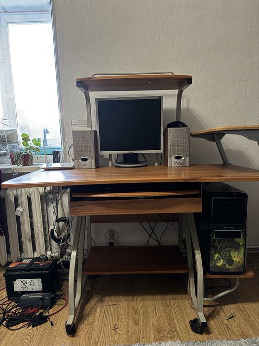 Компʼютерний стіл