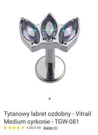 Tytanowy kolczyk labret zdobny