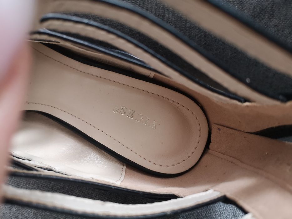 Buty na obcasie czarne, sznurowane, z zamkiem