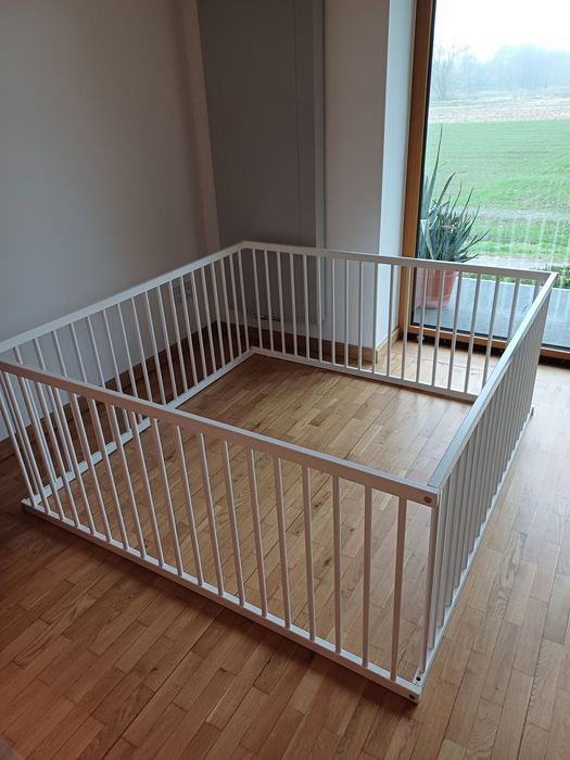 Kojec drewniany biały