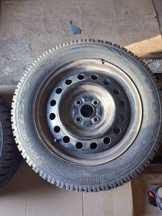 Резина зимова 195/60R15