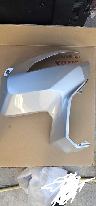 Honda ADV 350 праве крило надкрильник держак вітрового скла