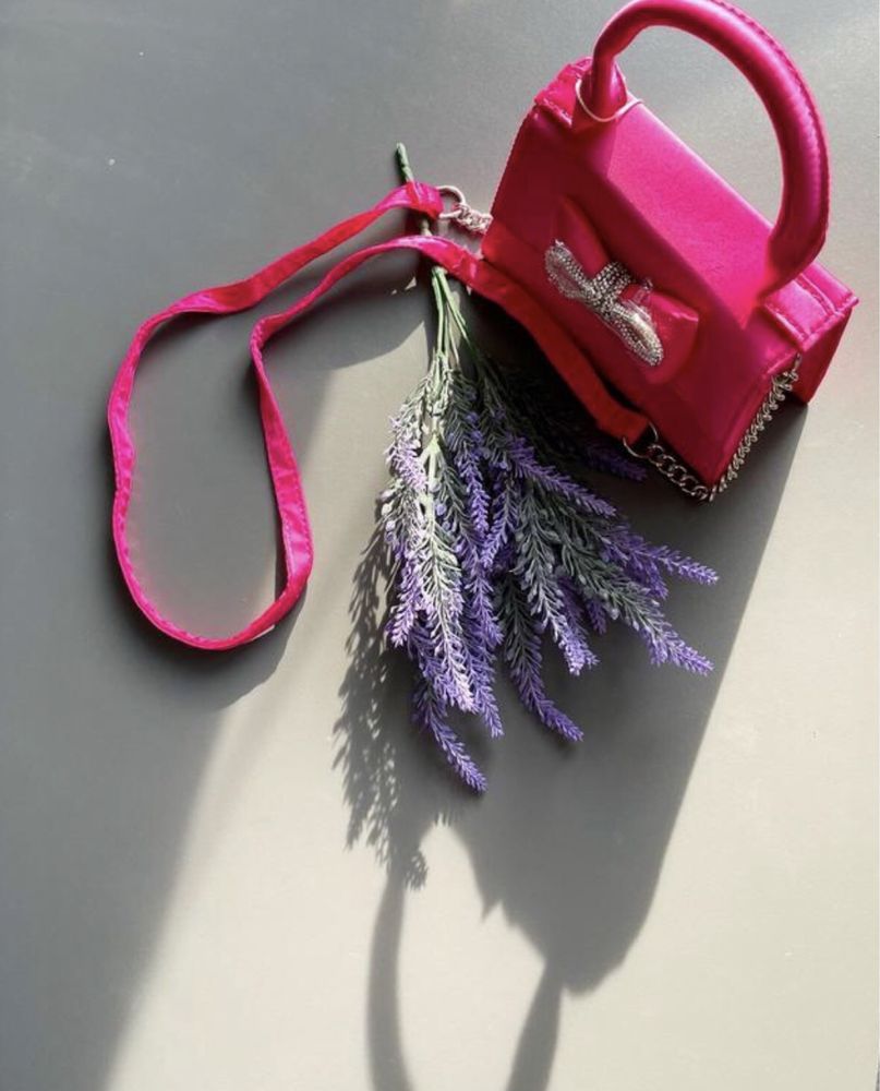 Аласная мини сумочка от primark ярко розового цвета с бантиком барби