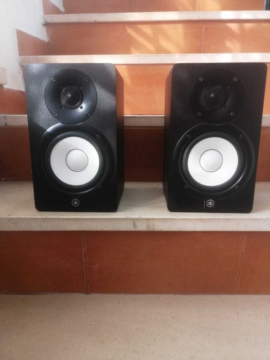 Monitores de Áudio Yamaha HS5 + Suportes de Chão