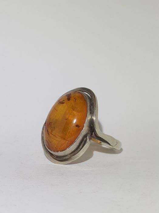 Srebrny pierścionek z bursztynem