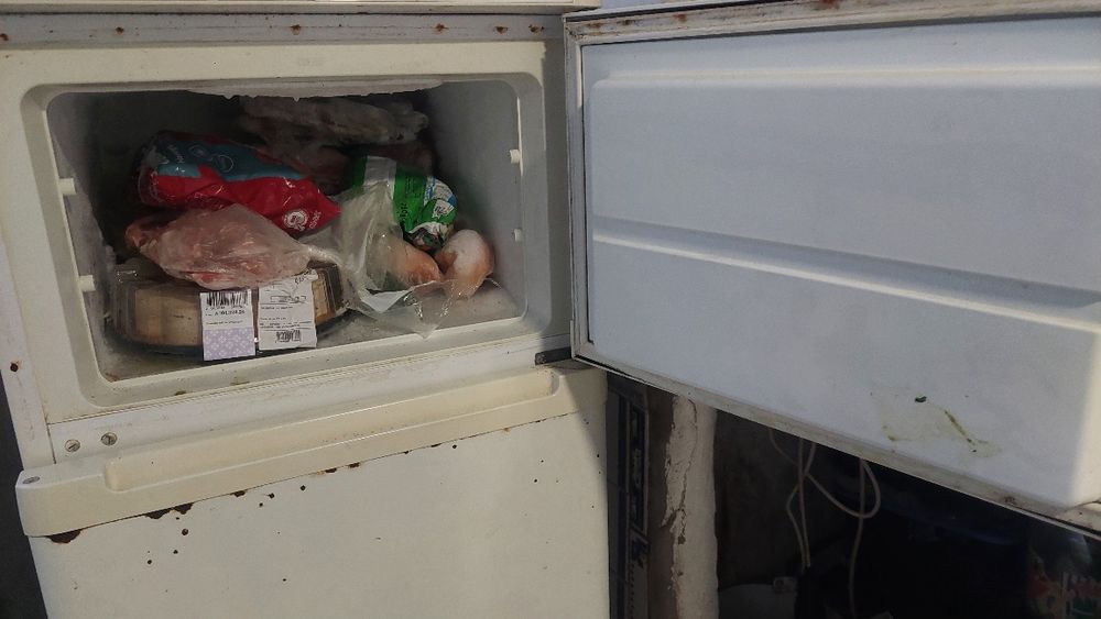 Frigorífico a funcionar com vestígios de uso