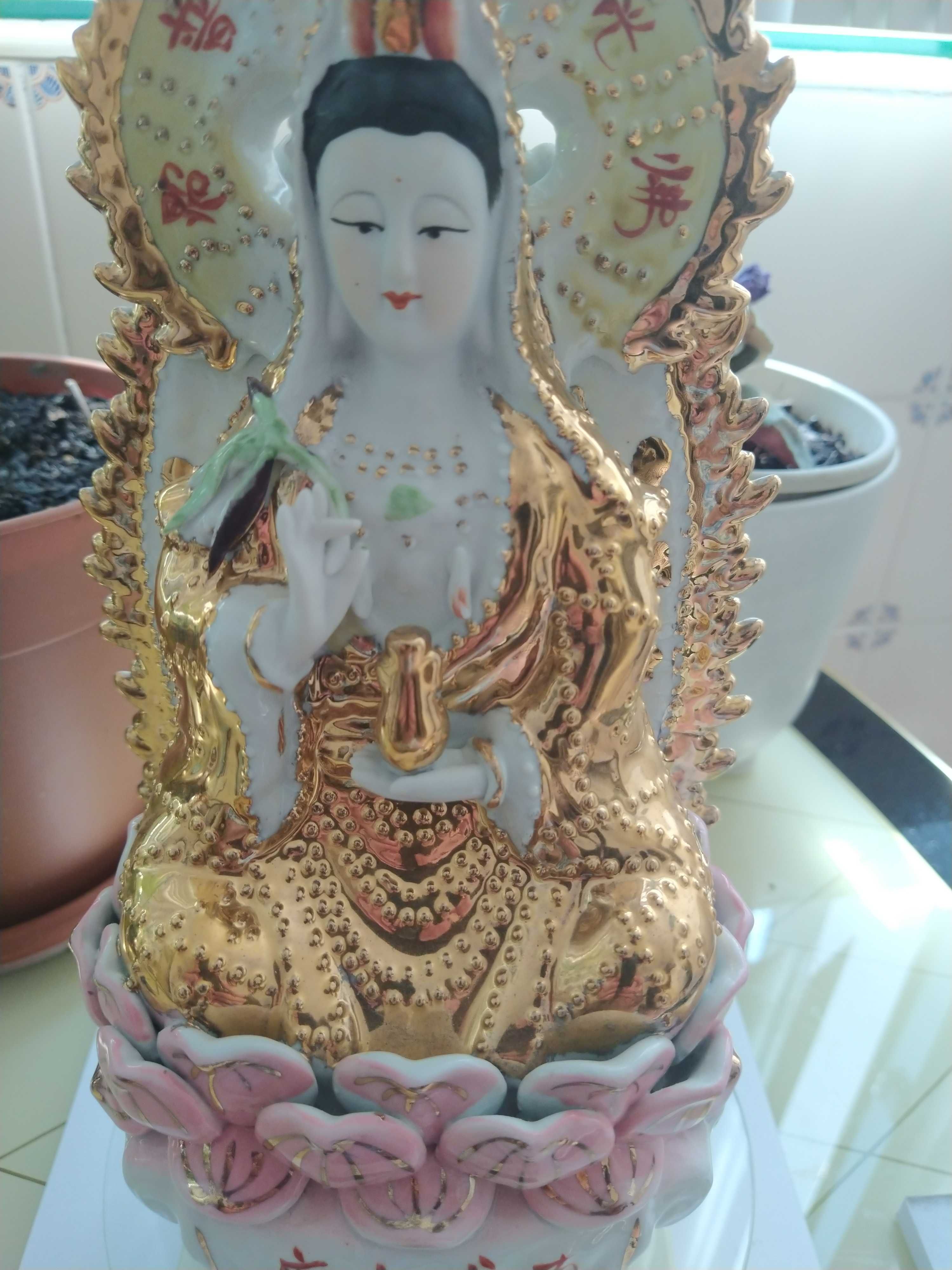 Guan Yin antiga em porcelana fina chinesa
