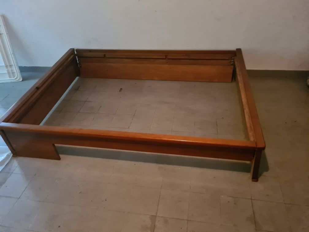 Cama casal em madeira maciça