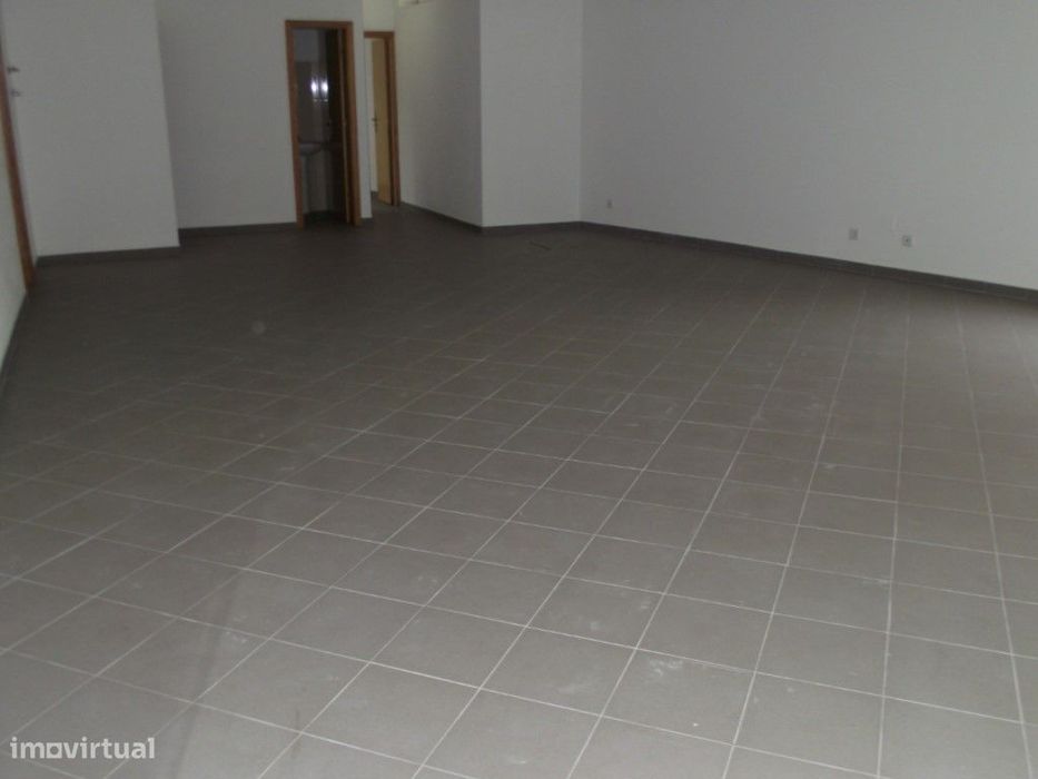 Loja para arrendamento a escassos minutos do Centro da Feira!
