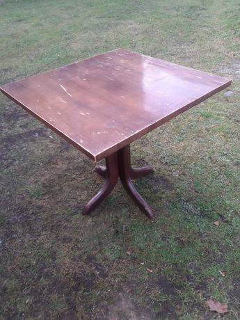 Kwadratowy stół do salonu