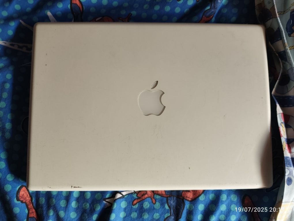 Mac book antigo.