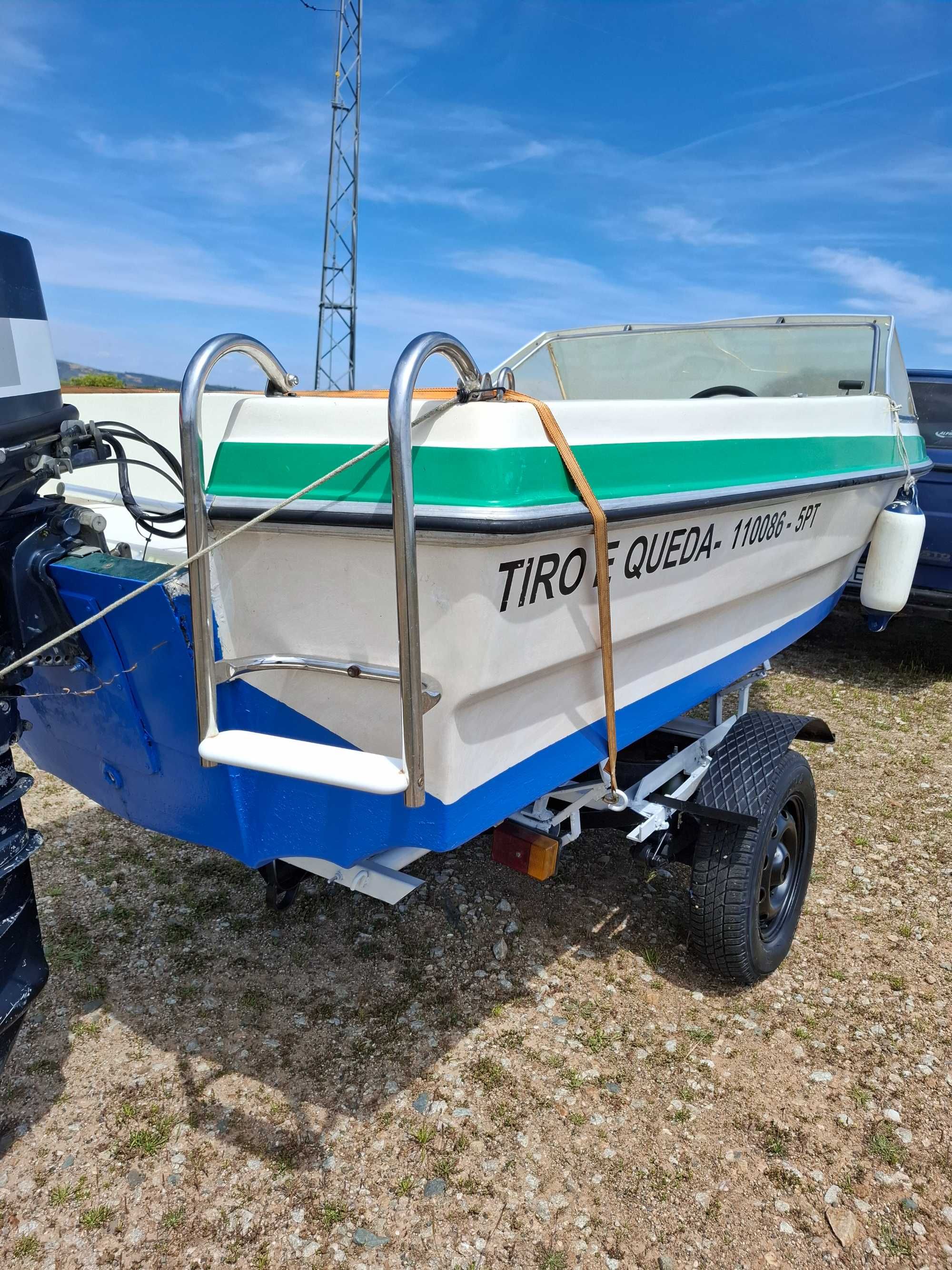 Barco ou lancha .