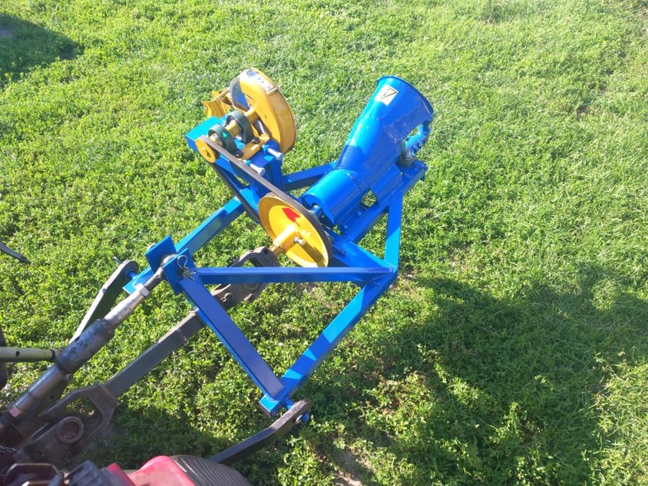 Шнековий подрібнювач гілок з циркуляркою