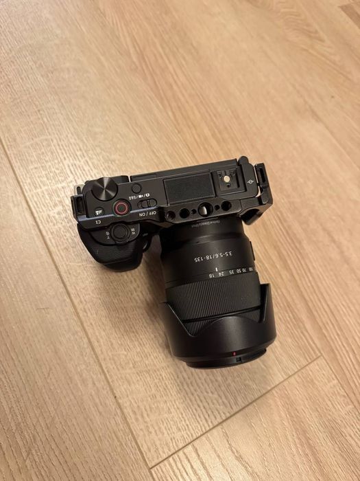 Sony zv-e10 + Sony 18-135 f3.5-5.6 + klatką i dodatki