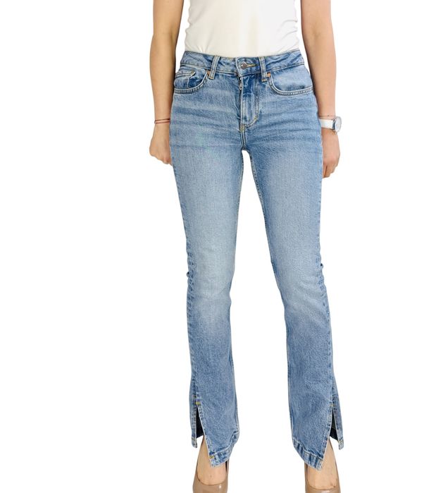 Jeansy z rozcięciem na nogawce XS 34