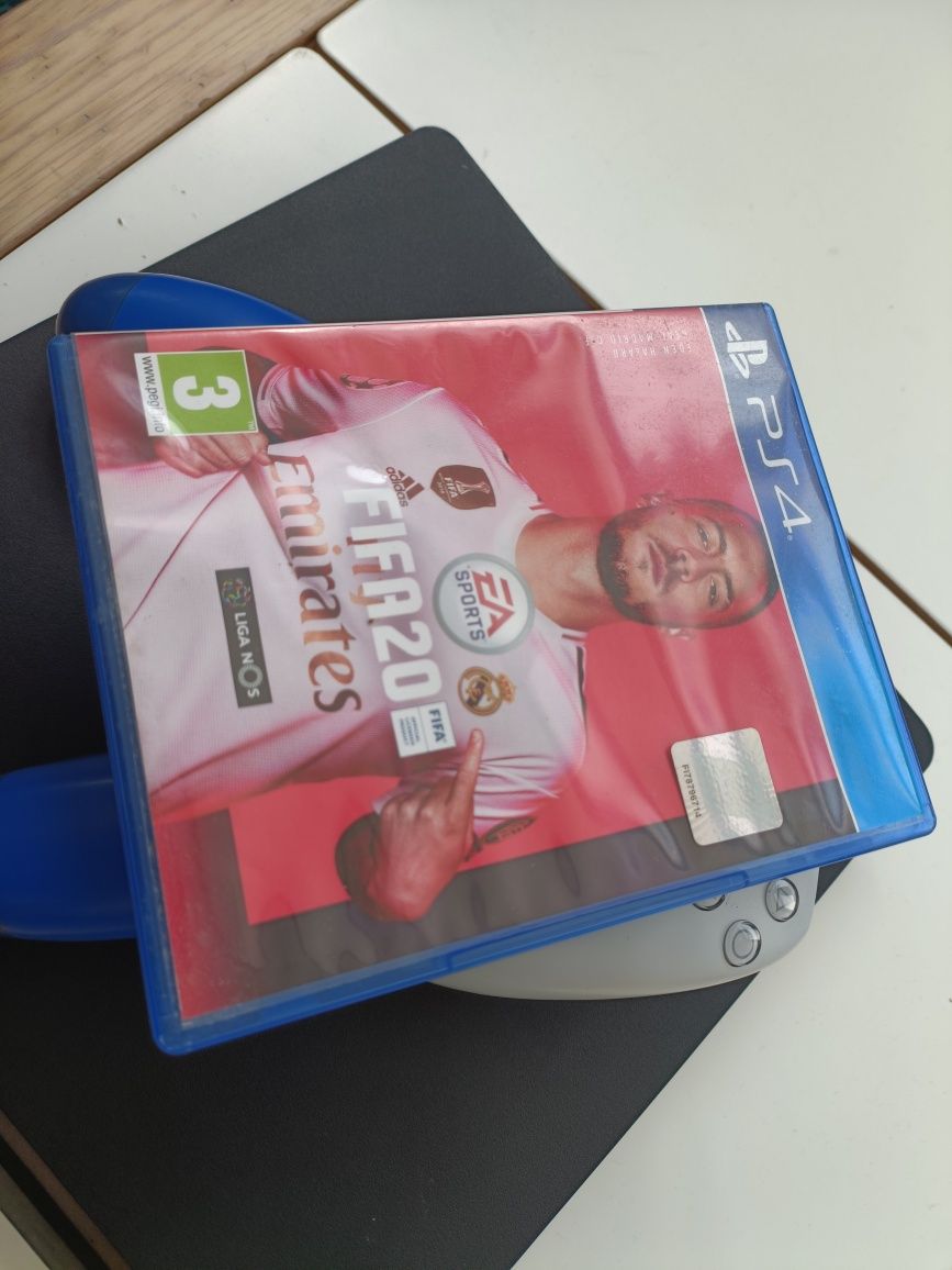 PlayStation 4 Slim com 2 comandos e 1 jogo