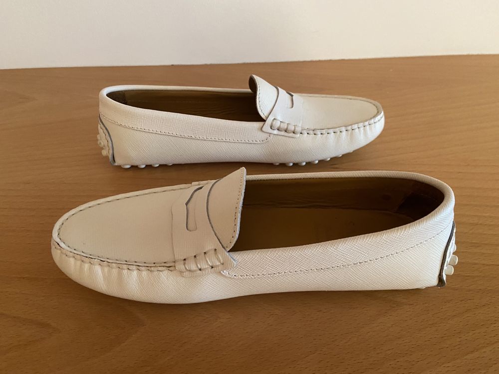 Sapatos brancos da Sacoor