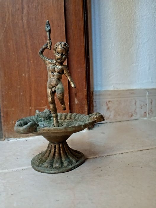 Cinzeiro Antigo com Estátua