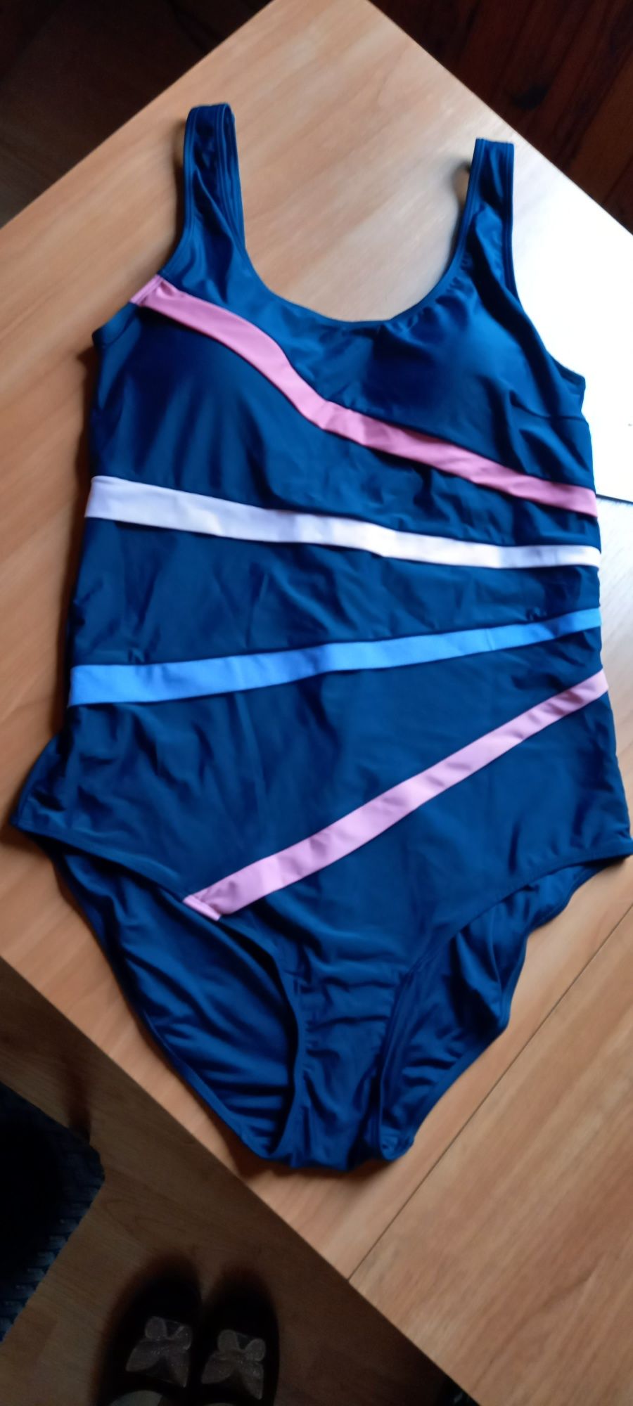 Продам купальник для бассейна.