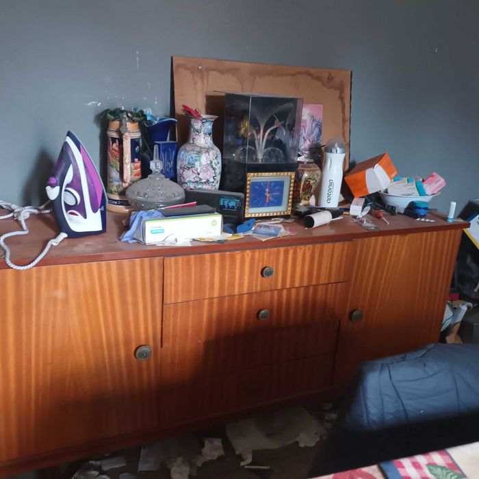 Aparador folheado  a madeira em bom estado