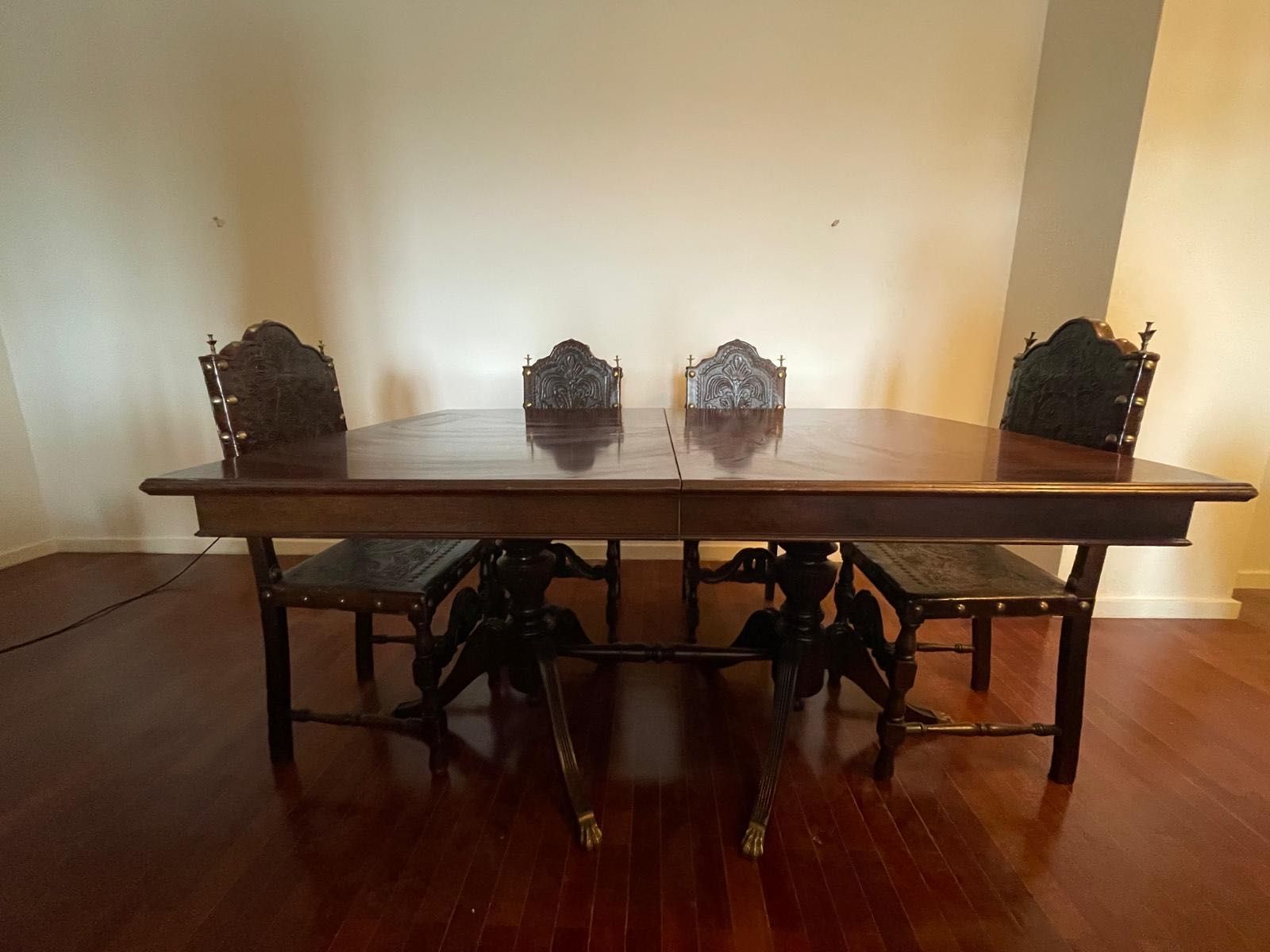 Mesa de madeira com pés trabalhados e tábuas de aumento