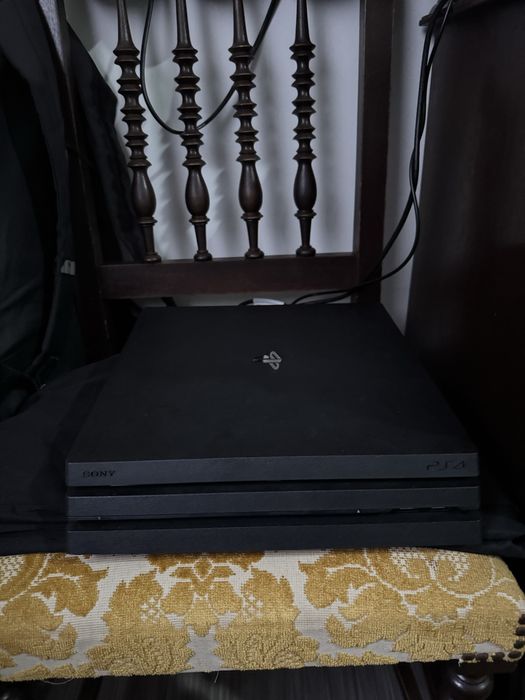 PS4 Pro 1Tb + 10 Jogos Como Novos