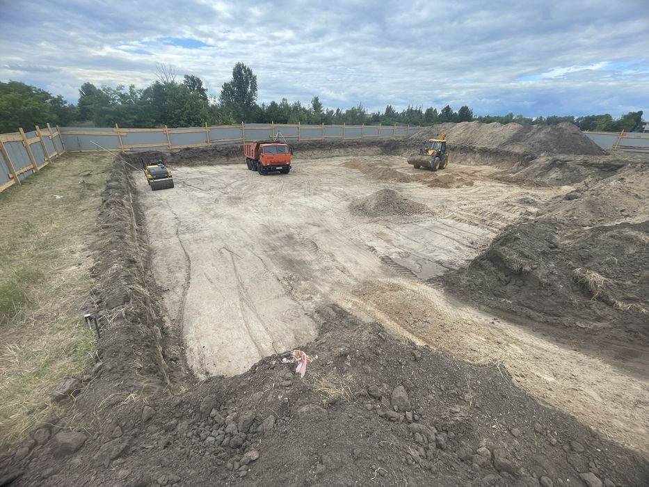 Копка котлованов, земляные работы, самосвалы, экскаватор