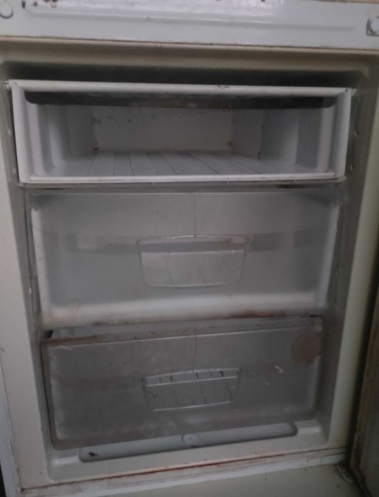 стікляні полички, шухляди Холодильника Indesit