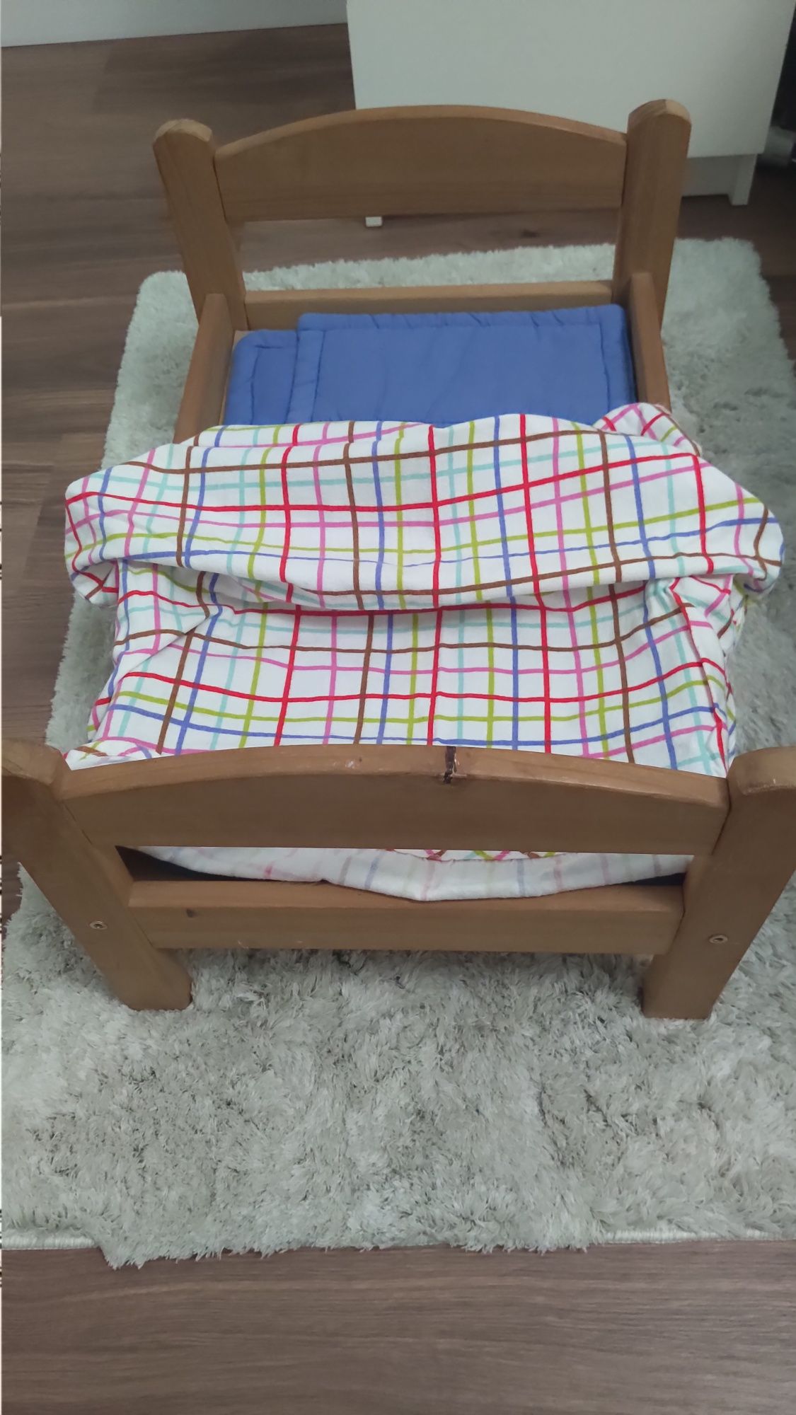 Cama de madeira do IKEA de brincar