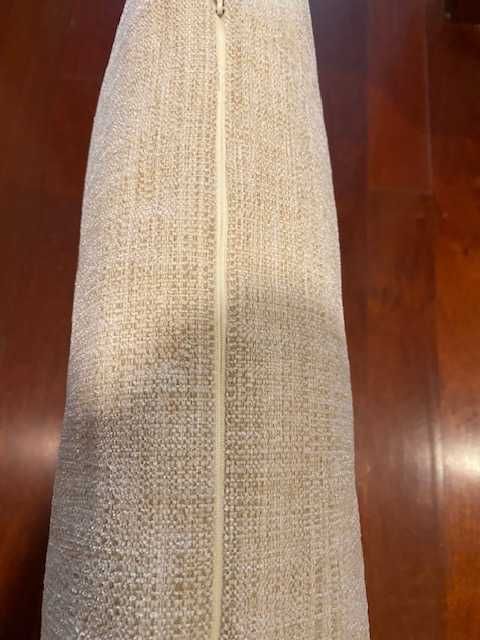 Grande almofada , em tons de bege, com capa amovível e lavável