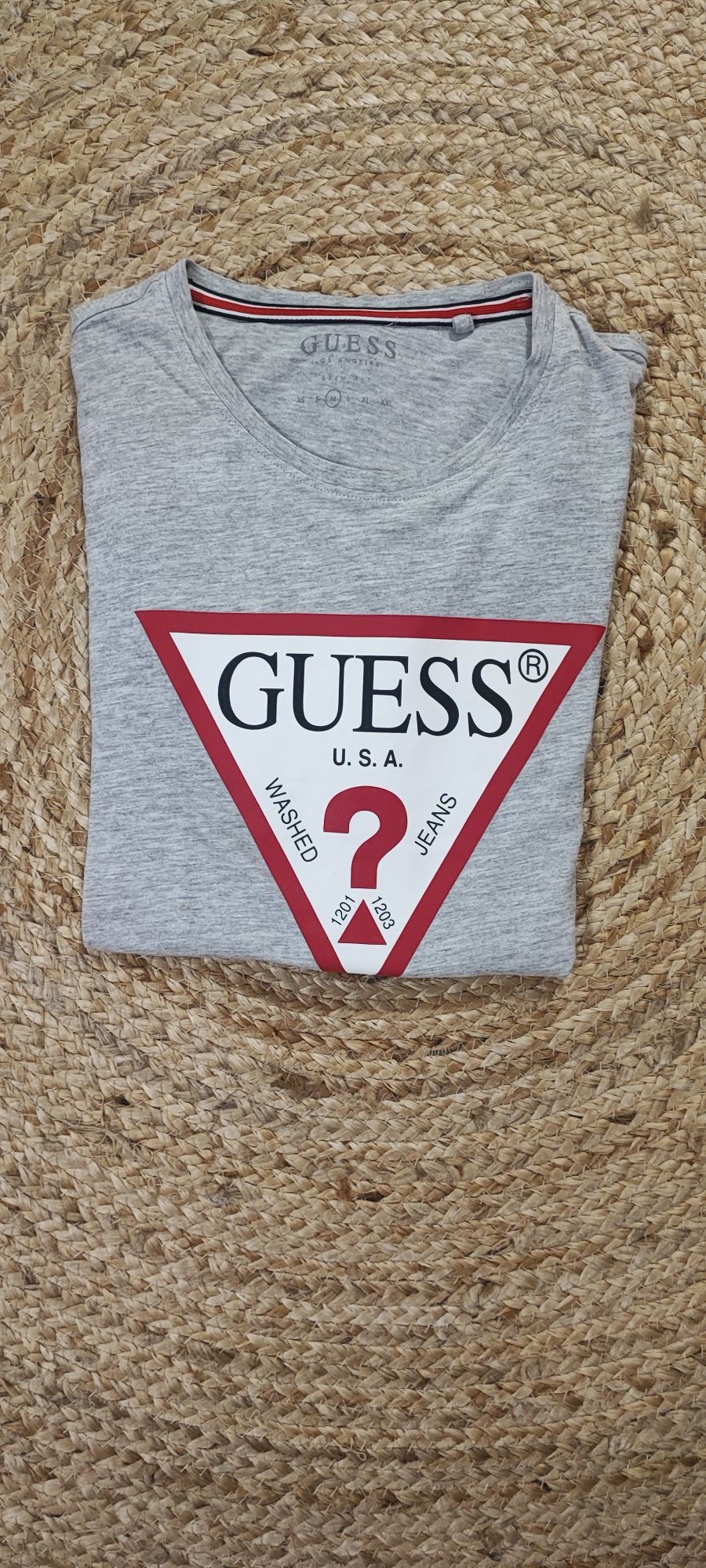 Camisola (T-shirt) Guess Cinzenta