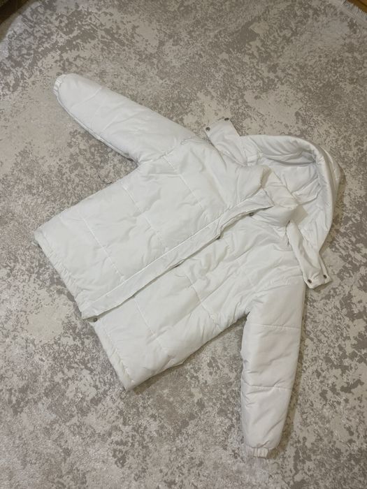 Біла зимова куртка