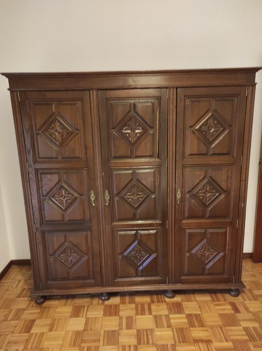 Roupeiro/ guarda roupa em madeira D. João V