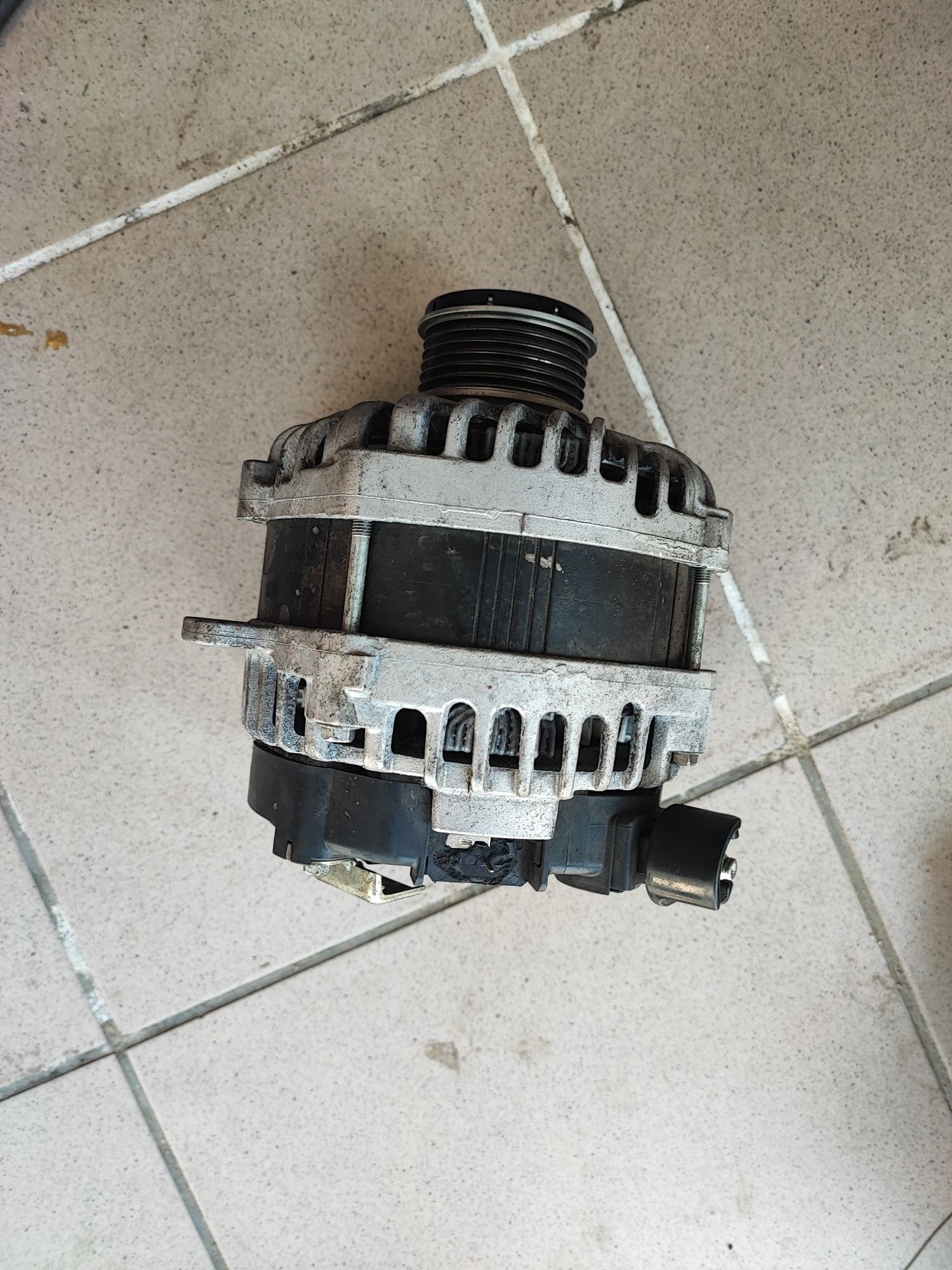 Alternator peugeot citroen 1.5eHDI.