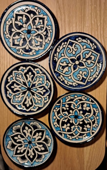 Ceramiczne podstawki pod kubeczki lub gorące naczynia w tradycyjnym tu