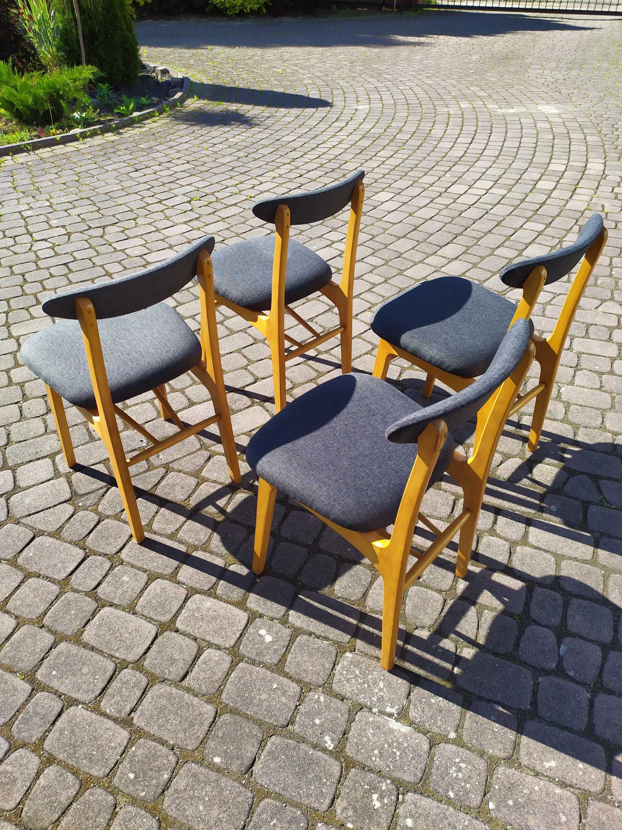 Krzesła typ A-5908 VAR - komplet 4 krzeseł z PRL po renowacji