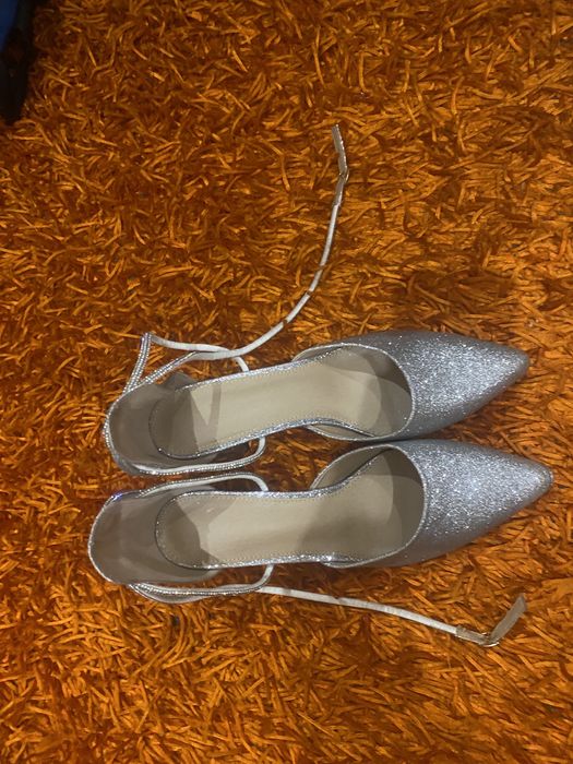 Sapatos elegantes brilhantes