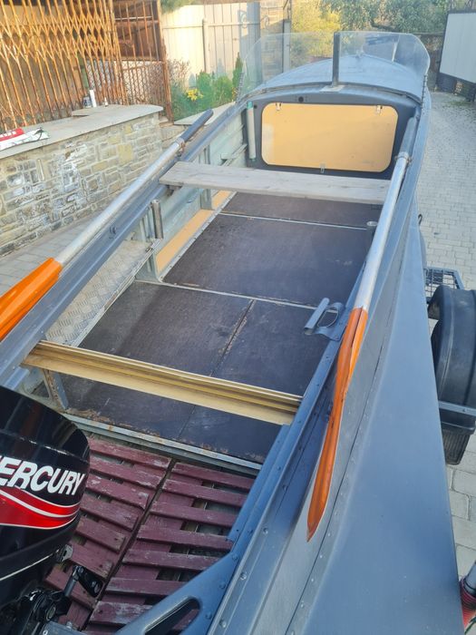 Лодка човен Южанка з мотором Меркурі і лафетом