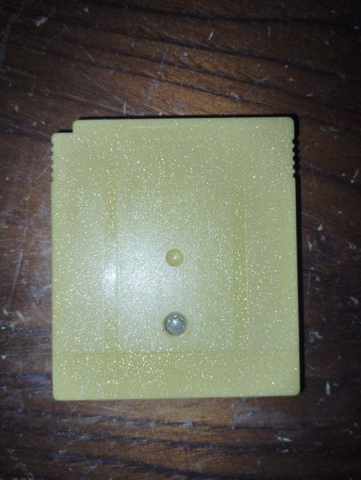 Vendo jogo original de Pokémon para Game Boy e inclui um jogo de brin