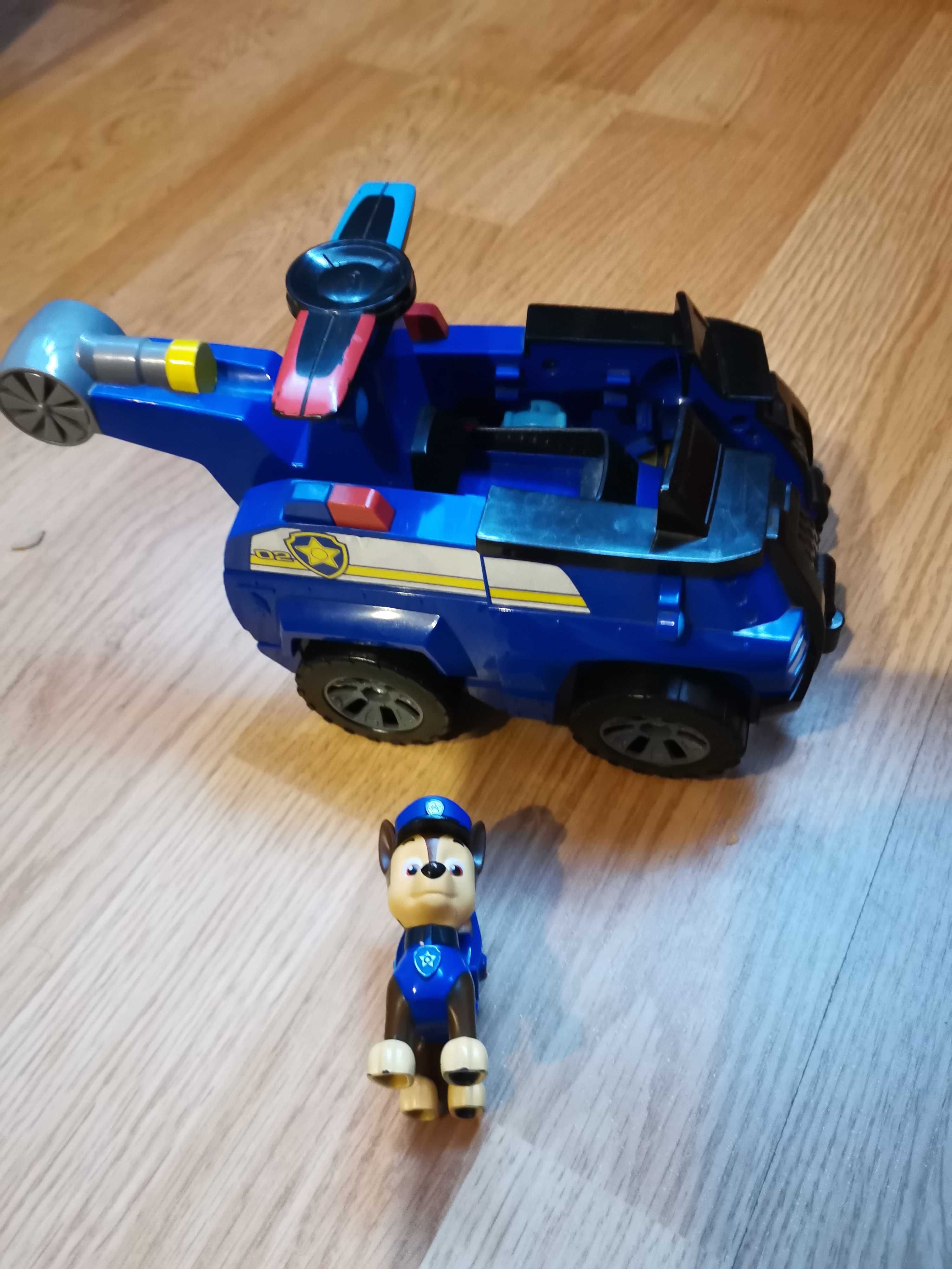Cheis z Psiego patrolu z autkiem