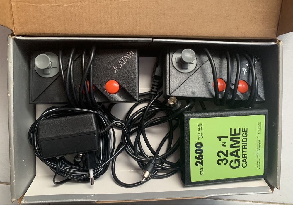 Atari 2600 Nova na Caixa + 2 Jogos Clássicos - Coleção Impecável!