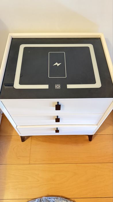 Mesa de cabeceira smart c/ Qi 15W + LED + USB (3 gavetas)