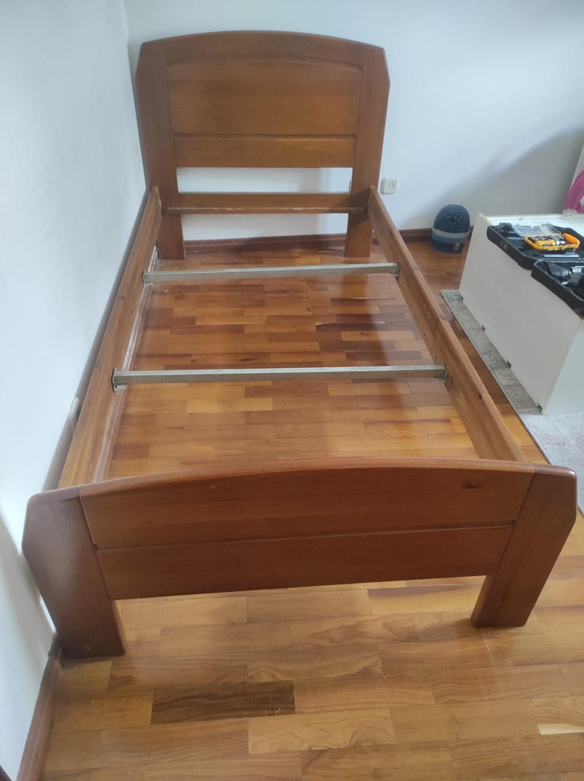 Cama individual em madeira