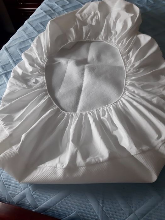 Resguardo impermeável para cama de bebé/grades
